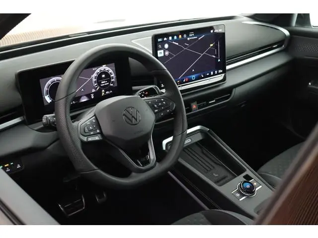 Volkswagen T-Roc 1.5 eTSI 150pk DSG R-Line Black Style Panoramadak Trekhaak Camera Stoelverwarming N...