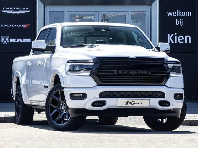 Dodge Ram 1500 5.7 V8 4x4 Crew Cab Sport Night edition | Pano-Dak | Groot Navi | Elektrisch Sidebars
