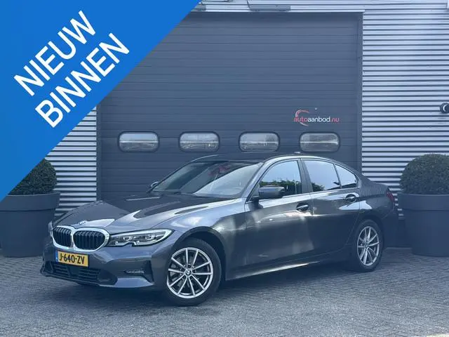 BMW 3-serie 320i xDrive High Executive Edition | Navigatie | Head-Up Display | DAB | Privacy Glass |...