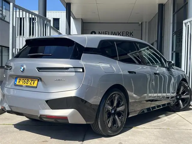 BMW iX xDrive40 High Executive 77 kWh | SOH 98% | VOL! | PANORAMADAK | LEDER | HEAD-UP DISPLAY | HAR...