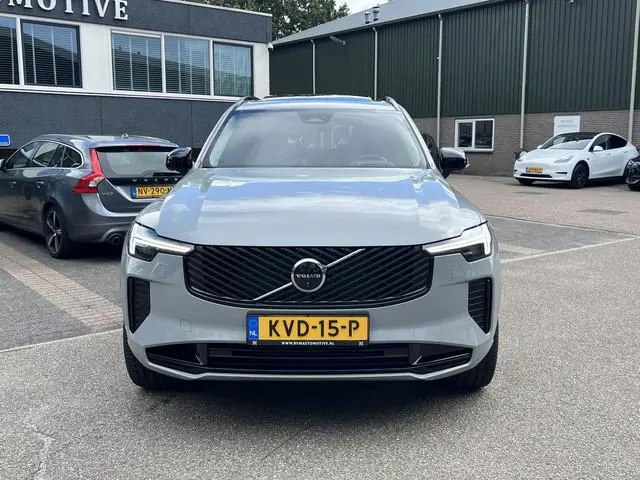 Volvo XC90 2.0 T8 Plug-in hybrid AWD Plus Dark VAN:69.900,- VOOR:67.877,- UW HERFSTVOORDEEL:2.023,-...