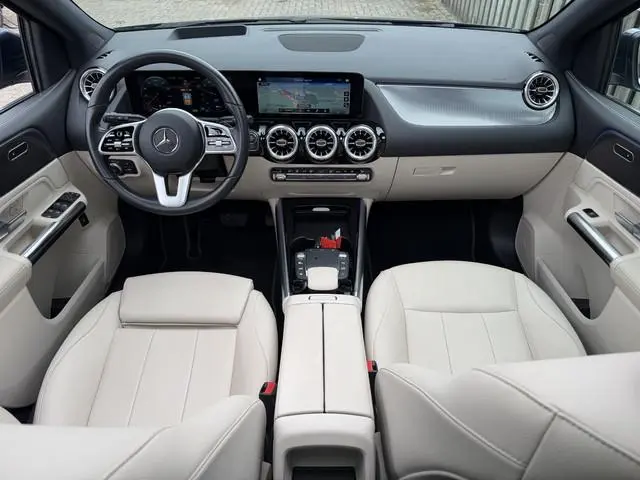 Mercedes-Benz B-klasse 250 e 17"/Panoramadak/Trekhaak/Head-up/Dodehoek/Adaptieve cruise/Camera/Stoel...