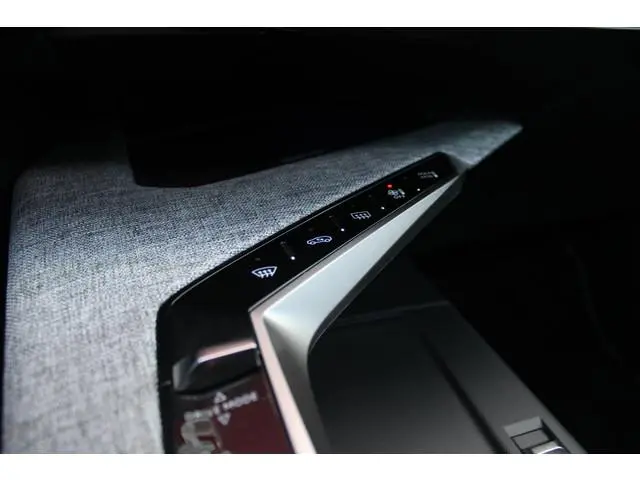 Peugeot e-5008
