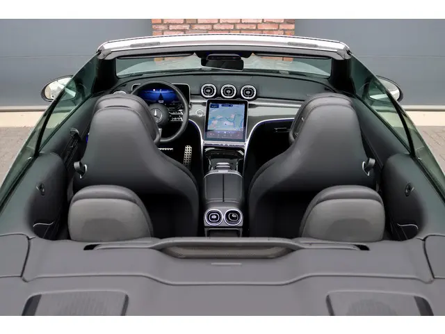 Mercedes-Benz CLE Cabriolet 200 AMG Line | Memory | Distronic | Airscarf | Verwarmd Stuurwiel | Came...