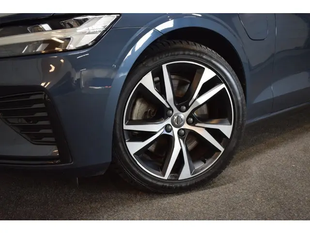 Volvo S60 2.0 Recharge T6 399pk AWD Core 69km elek./ Trekhaak 2000kg/ Adapt. Cruise/ Auto Pilot/ Stoel, Stuur en voorruit verw./ Camera