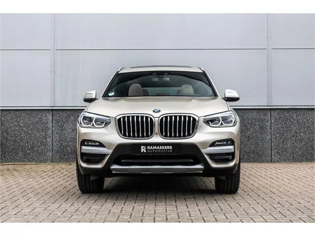 BMW X3 xDrive30e Individual Pano / Head-Up / 360 camera / Trekhaak / Leder / Memory