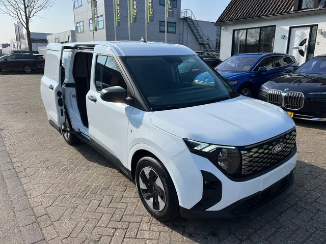 Ford E-Transit Courier Trend 54 kWh Zijschuifdeur, Apple carplay, airco