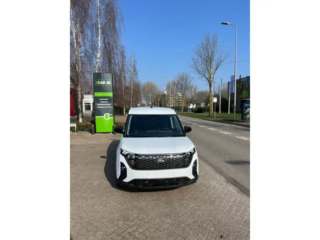 Ford E-Transit Courier Trend 54 kWh Zijschuifdeur, Apple carplay, airco