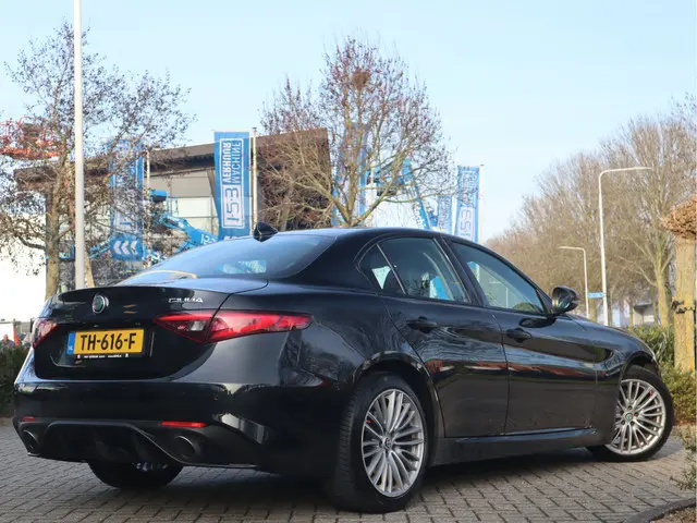 Alfa Romeo Giulia 2.0T Super Adaptive CC / Navi/ Camera /Pdc / Carplay /Stoel/Stuurverw / Automaat