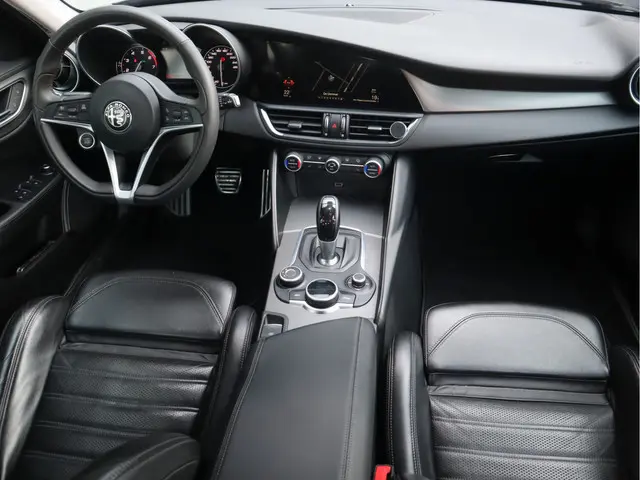 Alfa Romeo Giulia 2.0T Super Adaptive CC / Navi/ Camera /Pdc / Carplay /Stoel/Stuurverw / Automaat