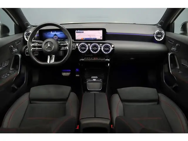 Mercedes-Benz A-klasse 250 4MATIC AMG Line | 224pk | Panoramadak | Memory | Burmester | Camera | Sta...