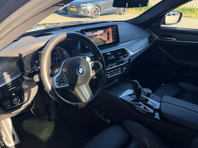 BMW 5-serie Touring 530e xDrive M-Sport | SOH 95% | ACC | Elek. Trekhaak | Sfeerverlichting | Harman...