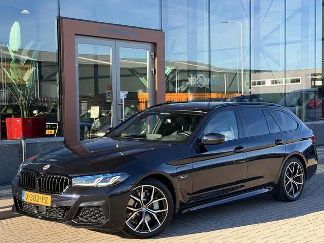 BMW 5-serie Touring 530e xDrive M-Sport | SOH 95% | ACC | Elek. Trekhaak | Sfeerverlichting | Harman...