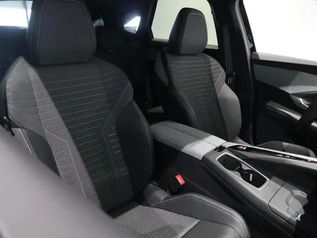 Peugeot e-3008