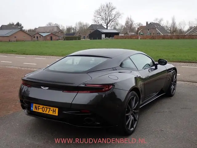Aston Martin DB11