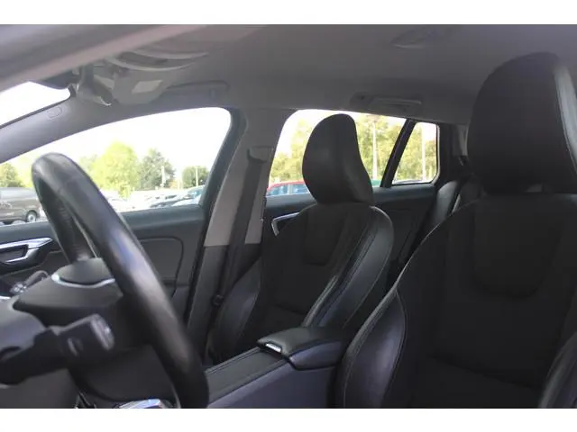 Volvo V60 1.5 T2 123PK AUTOMAAT POLAR+ | AFNEEMBARE TREKHAAK | STOEL/STUUR VERWARMING | ALL SEASON B...