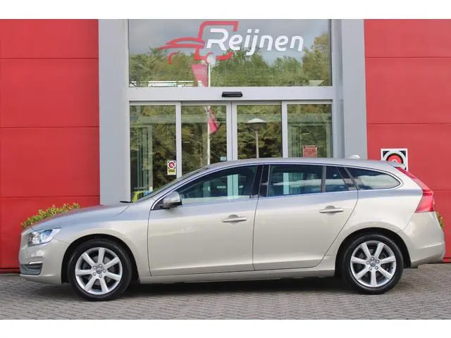 Volvo V60 1.5 T2 123PK AUTOMAAT POLAR+ | AFNEEMBARE TREKHAAK | STOEL/STUUR VERWARMING | ALL SEASON B...