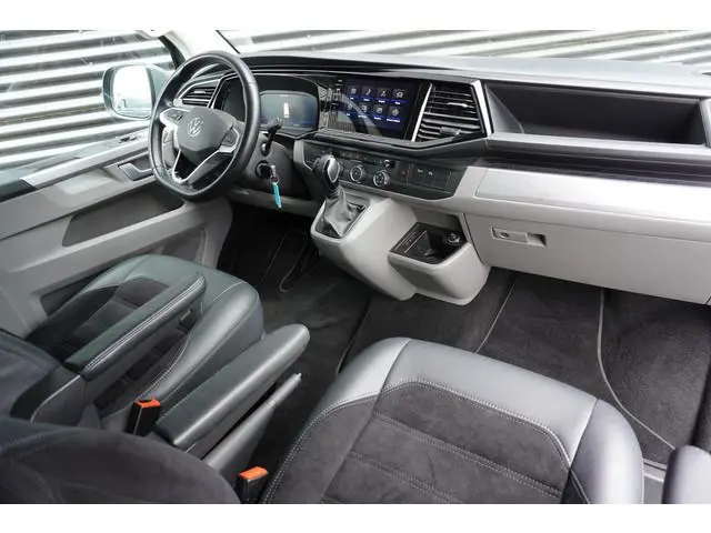 Volkswagen Transporter 150pk Automaat L2H1 Bulli Digitaal Dashboard Trekhaak Leder LED Apple Carplay...