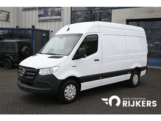 Mercedes-Benz eSprinter 320 RWD L2H2 Pro 81kWh Snellader, Navigatie, Trekhaak, Winterpakket, Etc.