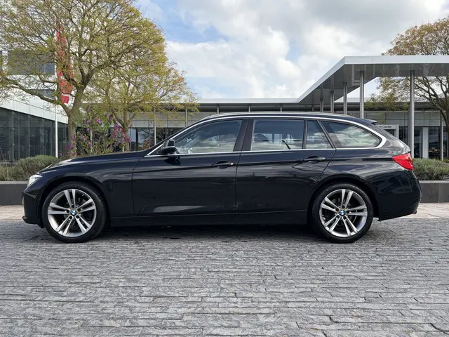 BMW 3-serie Touring 320i Executive Sport / Automaat / Navi / Lm velgen / PDC