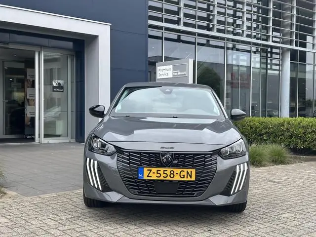 Peugeot e-208 EV Allure 51 kWh l Pack Vision l Lage kilometerstand