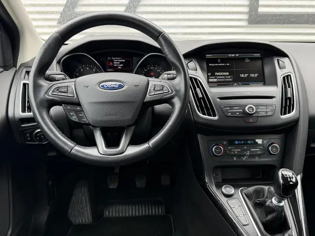 Ford Focus Wagon 1.0 Titanium 2e Eigenaar|Navi|Clima|Cruise|PDC V+A|Trekhaak|N.A.P|Nieuwe APK bij Af...