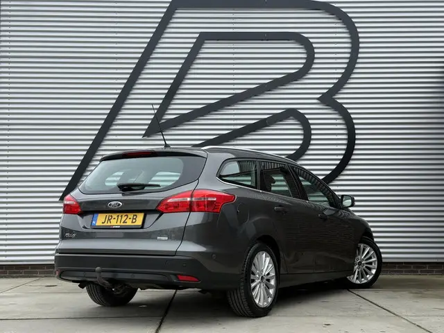 Ford Focus Wagon 1.0 Titanium 2e Eigenaar|Navi|Clima|Cruise|PDC V+A|Trekhaak|N.A.P|Nieuwe APK bij Af...