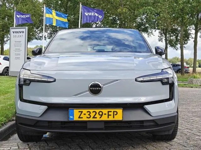 Volvo EX30 Extended Range 272PK Plus 69 kWh | BLIS | Stoel/Stuur verwarm. | Camera Achter | H&K | PD...