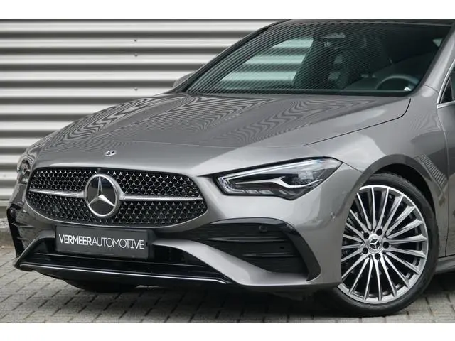 Mercedes-Benz CLA-klasse 180 Star Edition AMG | Pano | Trekhaak | Distronic | Camera | Sfeer |