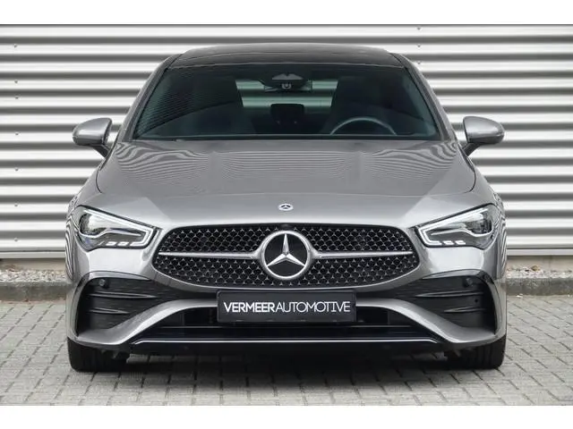 Mercedes-Benz CLA-klasse 180 Star Edition AMG | Pano | Trekhaak | Distronic | Camera | Sfeer |