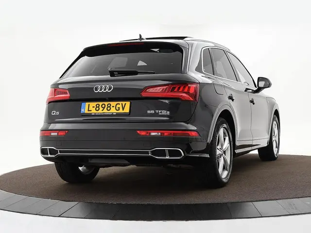 Audi Q5 55 TFSIe 367pk S-tronic Quattro Competition · Panoramadak · S-line · Elek. Trekhaak · Luchtv...