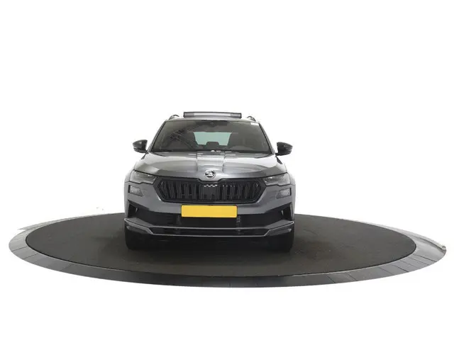 ŠKODA Karoq 1.5 TSI ACT Sportline Business Leer / Panoramadak / Camera 360