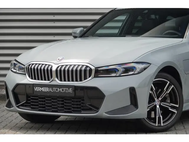 BMW 3-serie Touring 330e xDrive M-Sport | Panoramadak | HUD | Facelift | Camera |