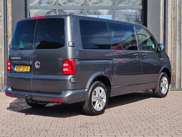Volkswagen Transporter 2.0 TDI 150PK DSG Dubbele cabine L1H1 Highline | LED | Trekhaak | Cruise | LM...