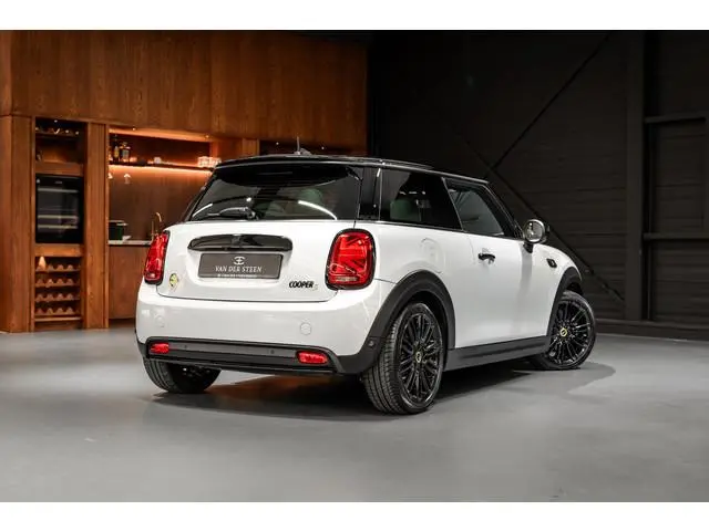 MINI Electric MINI Yours 33 kWh SOH93% | Schuifdak | Adapt. cruise | Sportstoelen | NL Auto