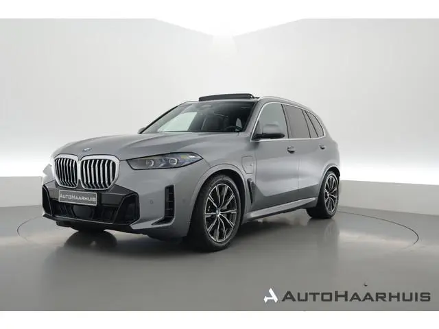 BMW X5 xDrive50e M Sport | Rijklaar! | Frozen Pure Grey | Stoelventilatie | Stoel+stuurverw.| Pano |...