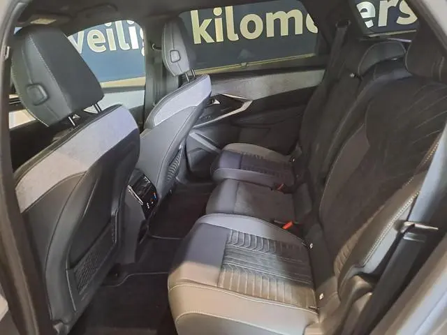 Peugeot e-5008