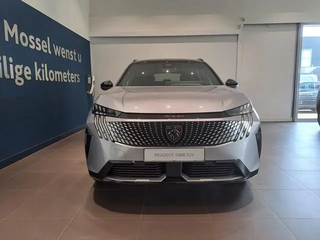 Peugeot e-5008