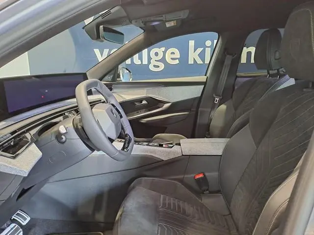 Peugeot e-5008