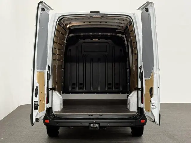 Renault Master T33 2.3 dCi 135 L2H2 Airco Cruise control Parkeersensoren Navigatie Trekhaak
