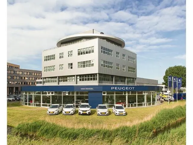 Peugeot e-5008