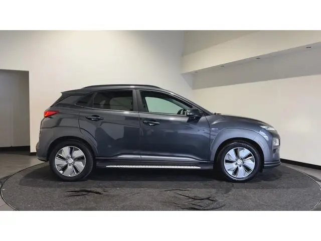 Hyundai Kona EV Premium 64 kWh | Voorstoelen verwarmd & gekoeld | Trekhaak | Warmtepomp | Soh (batte...