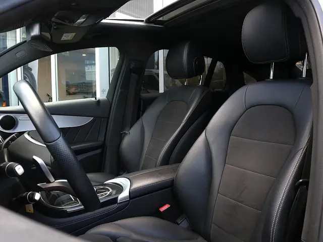 Mercedes-Benz GLC Coupé 250 4MATIC AMG Line | Distronic+ | Schuifdak