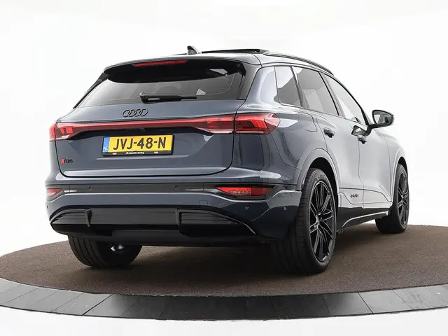 Audi Q6 e-tron Launch edition quattro 100Kwh 388 PK · Panorama dak · Assistentiepakket Veiligheid · Tech Pro