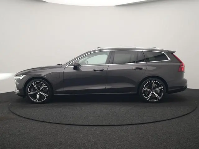 Volvo V60 T6 AWD Plus Bright LONG RANGE PHEV 350pk Dealer O.H. | Panodak | Camera | Harman / Kardon...