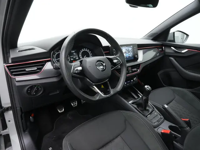 Skoda Scala 1.0 TSI 110 pk Sport Business | Panoramadak | Parkeersensoren achter | Carplay | 2-zone...