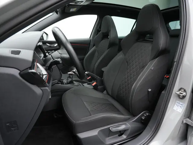 Skoda Scala 1.0 TSI 110 pk Sport Business | Panoramadak | Parkeersensoren achter | Carplay | 2-zone...