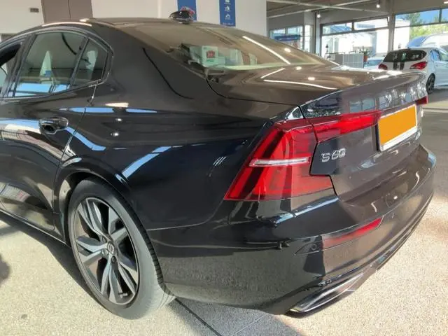 Volvo S60 2.0 T4 R-DESIGN AUTOMAAT Lederen sportstoelen | Open dak | Harman Kardon | HUD