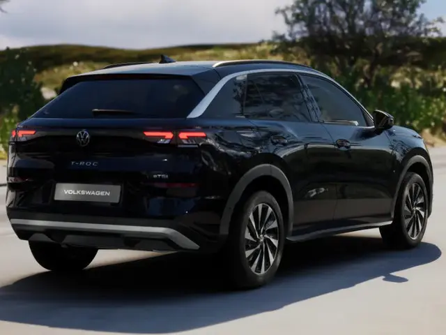 Volkswagen T-Roc Life First Edition 1.5 eTSI 116 PK 7 versn. DSG · Comfort Pakket · Trekhaak · Voorr...