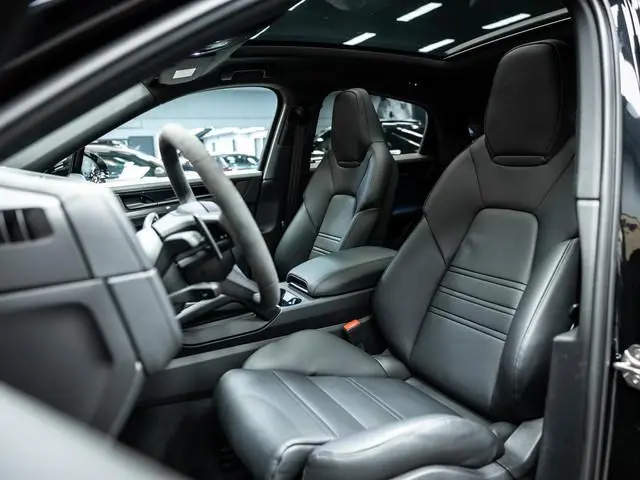 Porsche Cayenne Black edition Meestr. achteras / 22 inch / sportstoelen / 3e scherm / BOSE
